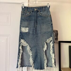 LEVI’S vintage medium blue wash distressed cotton fray hem midi jean skirt